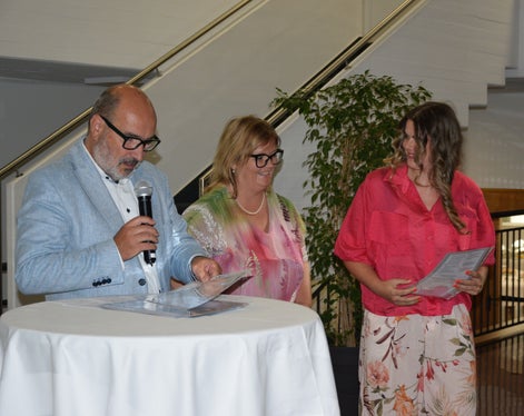 Die Klassenbeste der vierten Klasse Natascha Blaas (ganz rechts) mit Direktor Martin Unterer (links) und Klassenlehrerin Priska Hell (Mitte). (Foto: LPA/Fachschule für Hauswirtschaft und Ernährung Tisens)