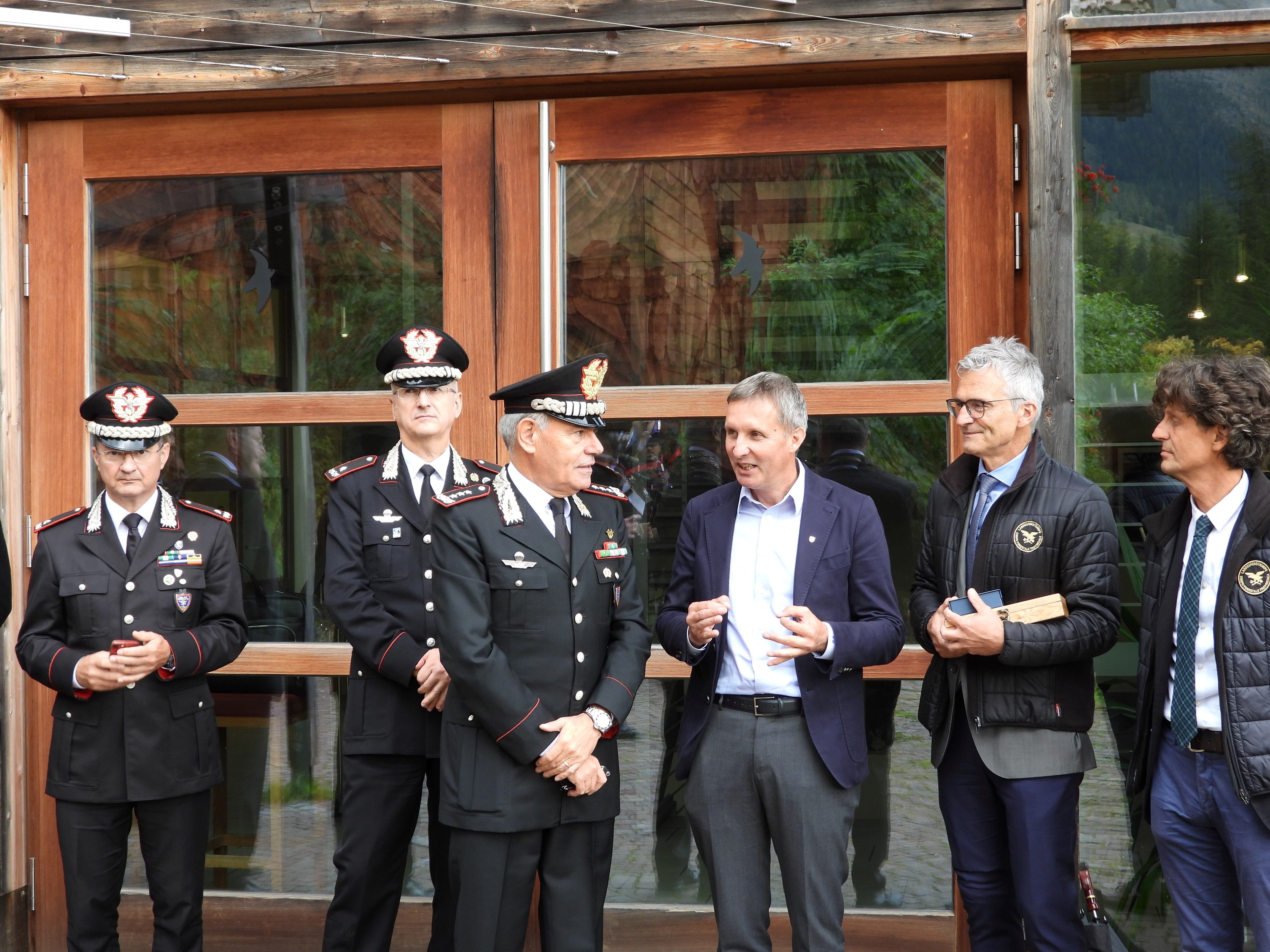 Interessanter Vormittag mit dem Ziel, die Zusammenarbeit zu pflegen (von links): Brigadegeneral Francesco Pennacchini, Brigadegeneral Gianpiero Andreatta, Armeekorpsgeneral Andrea Rispoli, Landesrat Luis Walcher, Abteilungsdirektor Günther Unterthiner, stellvertretender Abteilungsdirektor Emilio Dallagiacoma. (Foto: LPA/Abteilung Forstdienst)