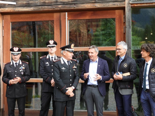 Interessanter Vormittag mit dem Ziel, die Zusammenarbeit zu pflegen (von links): Brigadegeneral Francesco Pennacchini, Brigadegeneral Gianpiero Andreatta, Armeekorpsgeneral Andrea Rispoli, Landesrat Luis Walcher, Abteilungsdirektor Günther Unterthiner, stellvertretender Abteilungsdirektor Emilio Dallagiacoma. (Foto: LPA/Abteilung Forstdienst)