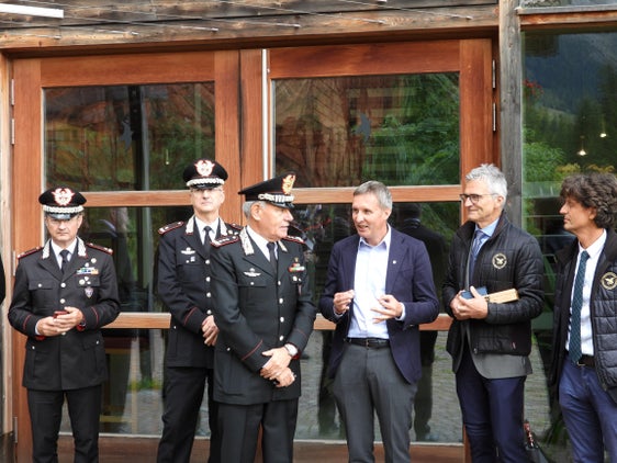 Interessanter Vormittag mit dem Ziel, die Zusammenarbeit zu pflegen (von links): Brigadegeneral Francesco Pennacchini, Brigadegeneral Gianpiero Andreatta, Armeekorpsgeneral Andrea Rispoli, Landesrat Luis Walcher, Abteilungsdirektor Günther Unterthiner, stellvertretender Abteilungsdirektor Emilio Dallagiacoma. (Foto: LPA/Abteilung Forstdienst)