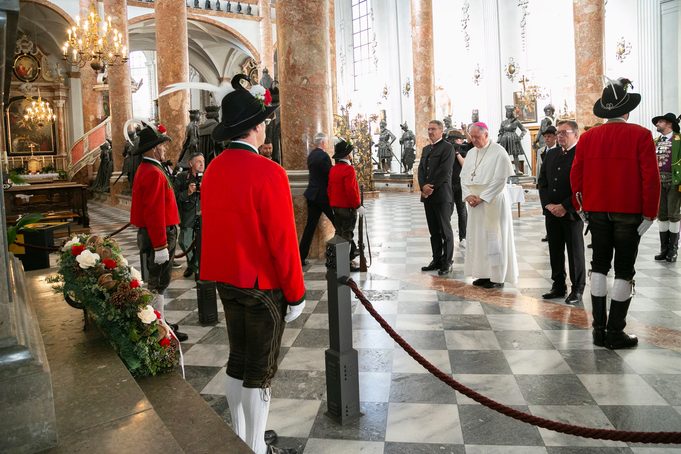 Beim Andreas-Hofer-Denkmal in der Hofkirche: (Bildmitte v.l.) LH Kompatscher, Prälat Raimund Schreier, LH Platter. (Foto: Land Tirol/Die Fotografen)