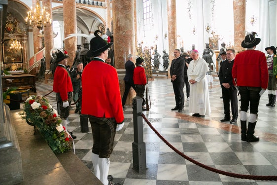 Beim Andreas-Hofer-Denkmal in der Hofkirche: (Bildmitte v.l.) LH Kompatscher, Prälat Raimund Schreier, LH Platter. (Foto: Land Tirol/Die Fotografen)