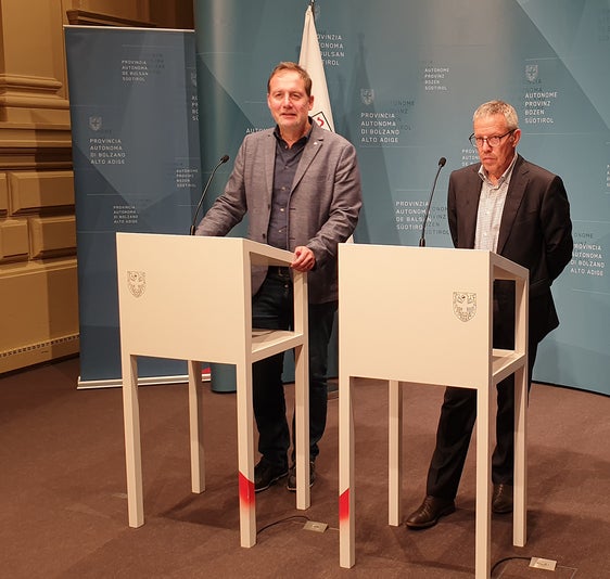 Zwei für die Abteilung Grundbuch und Kataster – im Bild rechts Direktor Alfred Vedovelli in einer Aufnahme vor der Corona-Pandemie – wichtige Vereinbarungen hat die Landesregierung auf Vorschlag von LR Bessone (l.) genehmigt. (Foto: LPA/Fabio Brucculeri)