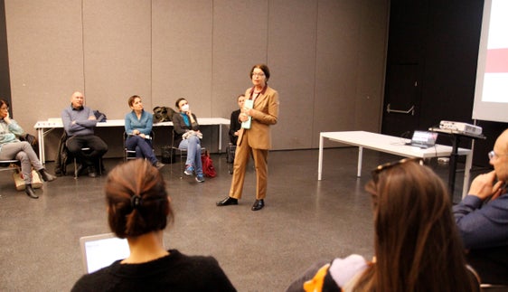 La direttrice della Ripartizione pedagogia della Direzione istruzione e formazione in lingua tedesca, Gertrud Verdorfer, ha sottolineato l'importanza dell'educazione culturale (Foto: ASP/Verena Hilber)