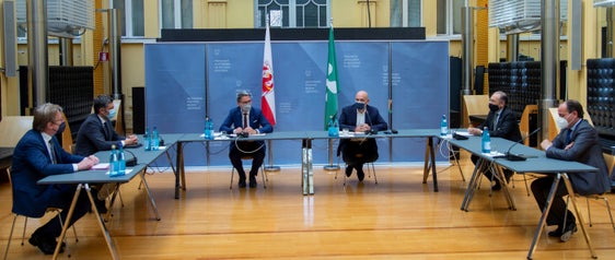 Presentanti gli obiettivi per la valorizzazione del Passo dello Stelvio. (da sx a dx) Notaio Walter Crepaz, l'assessore alla mobilità Daniel Alfreider, il presidente Kompatscher, l'assessore lombardo Sertori, il presidente dell'ERSAF Fede Pallone, e il vicepresidente della Provincia Vettorato (Foto: LPA/Fabio Brucculeri)