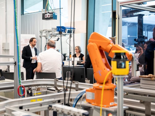 La conferenza stampa di metá mandato #primotempo dell’assessore provinciale Philipp Achammer si è tenuta presso la Smart Mini Factory della Facoltà di Ingegneria della Libera Università di Bolzano. L’assessore Achammer ha definito la Facoltà di Ingegneria un risultato straordinario, con un grande potenziale per il futuro e per l’intero quartiere del NOI Techpark. (Foto: USP/Fabio Brucculeri)