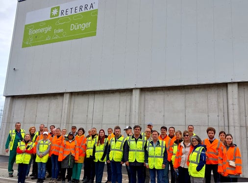 Erfahrungsaustausch über die Bewirtschaftung von organischen Abfällen: die CORE-Projektpartner vor dem Trockenvergärungs- und Kompostwerk Reterra in Trappenfelde (Brandenburg, Deutschland). (Foto: LPA/Landesagentur für Umwelt und Klimaschutz)