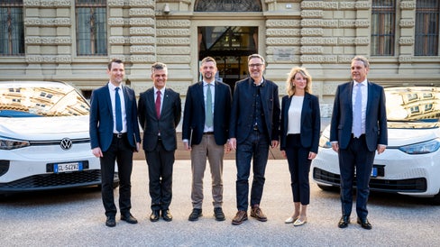Vorstellung des Förderpakets zur E-Mobilität in Südtirol (v.l.n.r.): Mobilitätsressortchef Martin Vallazza, Landtagsabgeordneter Harald Stauder, Mobilitätslandesrat Daniel Alfreider, Landeshauptmann Arno Kompatscher, Green Mobility-Projektleiterin Verena Schnitzer und Alperia-Generaldirektor Luis Amort (Foto: LPA/Fabio Brucculeri)