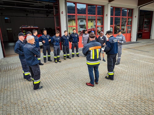 Mitglieder der Freiwilligen Feuerwehren des Bezirkes Unterpustertal vor der Abfahrt vor der Feuerwehrhalle in Bruneck (Foto: LPA/Landesfeuerwehrverband)