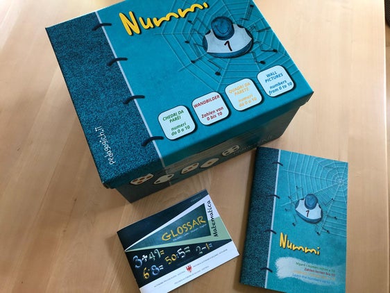 Didaktischer Koffer für die ladinischen Schulen: Spinne "Nummi" begleitet die Schulkinder beim Lernen der ersten Zahlen. Und das in vier Sprachen. (Foto: LPA/Ladinische Bildungsdirektion)