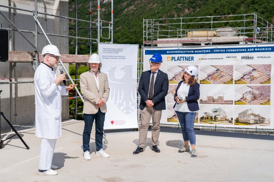 Der Präsident des Universitätszentrums für Gesundheitsberufe Klaus Eisendle (von links nach rechts), Gesundheitslandesrat Hubert Messner, Hochbaulandesrat Christian Bianchi und die Direktorin des Amtes für Gesundheitsbauten Nicoletta Francato beim Lokalaugenschein auf dem Dach des Rohbaus des neuen Studentenheims. (Foto: LPA/Greta Stuefer)