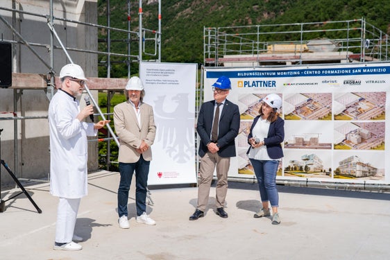Da sinistra a destra: il presidente del Polo Universitario delle Professioni Sanitarie Klaus Eisendle, l'assessore provinciale alla Prevenzione sanitaria e Salute Hubert Messner, l'assessore provinciale alle Opere pubbliche Christian Bianchi e la direttrice dell'Ufficio Edilizia sanitaria Nicoletta Francato. (Foto: USP/Greta Stuefer)