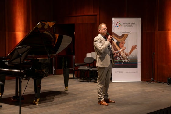 Peter Hofmayer direttore del Musik der Jugend al concerto d'apertura del concorso Prima la musica (Foto: ASP/Daniel von Johnston)