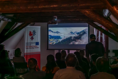 Am 1. November wird die Rai-Dokumentation&nbsp;Superare i confini (Grenzen überwinden) italienweit ausstrahlt; am 24. Oktober wurde der Film beim Euregio-Kulturdonnerstag im Waaghaus in Bozen uraufgeführt. (Foto: LPA/Daniel von Johnston)