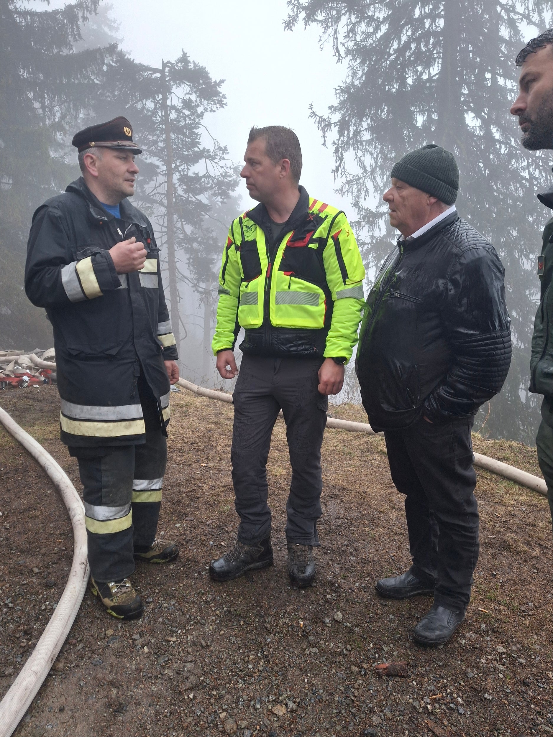 Tra il 10 e il 24 aprile, 145 ettari di bosco sono andati in fumo nel territorio dei Comuni di Prato allo Stelvio e Stelvio; nella foto (da sinistra) il comandante dei vigili del fuoco volontari di Stelvio Thomas Reinstadler, Andreas Platter dell'Ispettorato forestale di Silandro, il sindaco di Stelvio Franz Heinisch e Pino Manuel Gluderer, guardia forestale della stazione forestale di Prato (foto: USP/Stazione forestale di Prato/Barbara Folie)