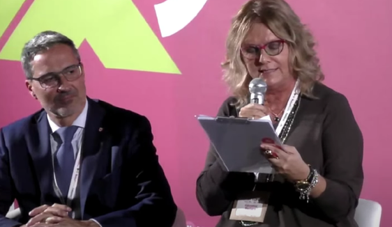 Il presidente della Provincia Arno Kompatscher sul palco del VisionMeeting Prepararsi ai mestieri del futuro” con la direttrice di Valore D Barbara Falcomer (Foto: USP)