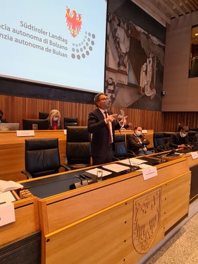 Der Landeshauptmann hat am heutigen Nachmittag im Südtiroler Landtag seine Rede zum Haushalt 2022 gehalten. (Foto: Landtag/Martin Werth)