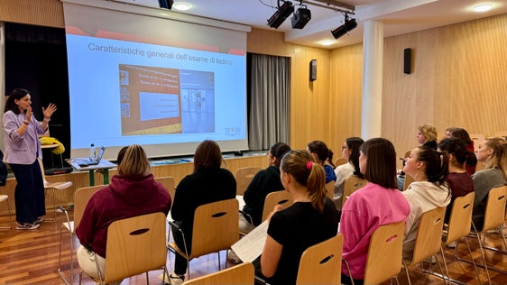 L’Intendënza scolastica ladina, en colaboraziun cun l’Ufize provinzial por i ejams de bi- y trilinguism, organisé na proa simulada dl ejam de ladin. (Foto: USP/Claudia Rubatscher)