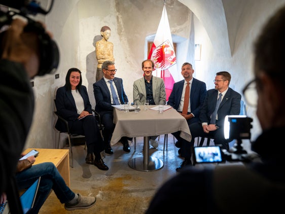 L'assessora provinciale Ulli Mair, il presidente della Provincia Arno Kompatscher, il sindaco di La Valle Felix Nagler, l'assessore provinciale Daniel Alfreider e il sindaco di Selva di Val Gardena Tobias Nocker hanno illustrato nel corso di una conferenza stampa successiva alla seduta i principali temi affrontati durante la mattinata. (Foto: USP/Fabio Brucculeri)