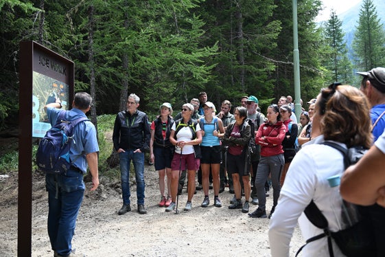 Landesgeologe Volkmar Mair (ganz links) führte am Eröffnungstag zu den Gletschermühlen; rund 80 Personen waren zur Eröffnungsfeier gekommen. (Foto: LPA/Landesamt für Geologie und Baustoffprüfung)