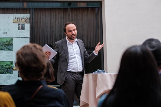 Il Premio Paul Flora è il progetto artistico più bello dell'Alto Adige e del Tirolo, come dimostrano anche le reazioni dei vincitori, ha affermato l'assessore Philipp Achammer. (foto: USP/cooperativa di comunità Alta Val Venosta/Marco Telfser)