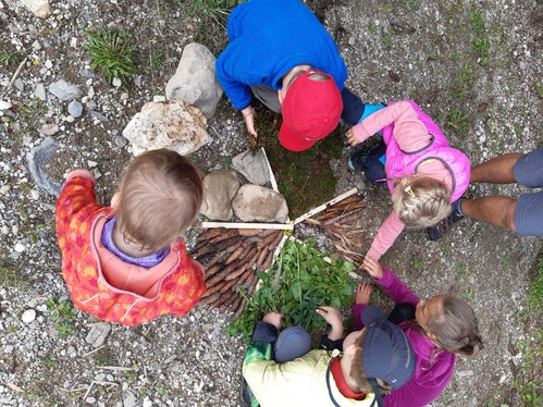 Bei den Familienwanderungen haben Groß und Klein die Möglichkeit, mit den geschulten Guides der Naturparkhäuser die Geheimnisse der sieben Südtiroler Naturparks zu entdecken. (Foto: Andrea Leitner)

