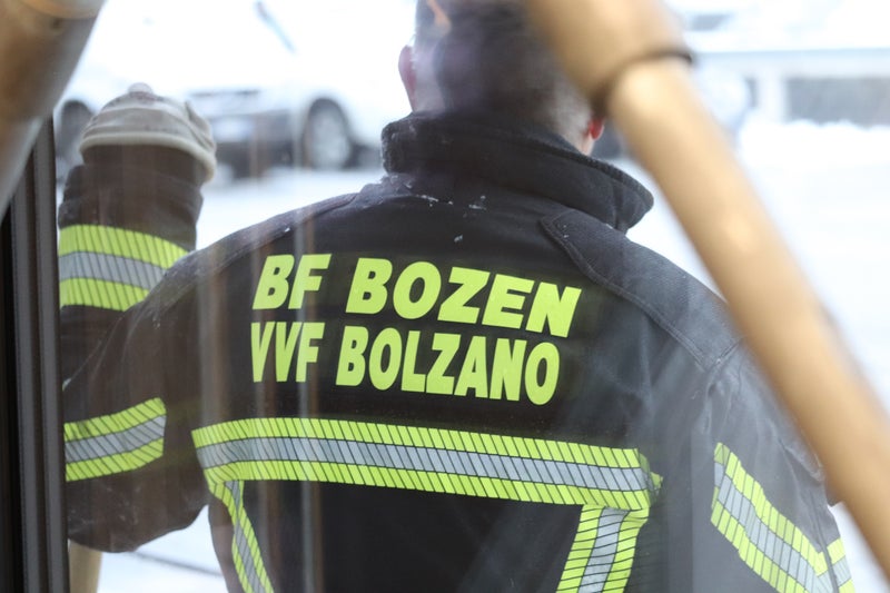 Espone vecchia paletta dei vigili urbani di Bolzano - Notizie 