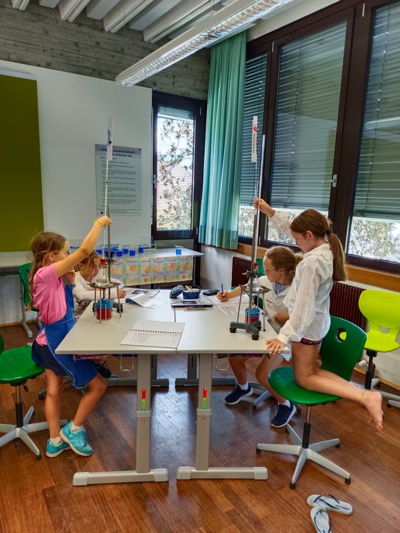 Die Ausdehnung von Flüssigkeiten untersuchen hier die Schülerinnen Amelie Pardeller, Greta Robatscher, Viktoria Putzer, Alina Meraner. (Foto: LPA/Margit Demetz)