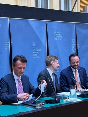 Abkommen stärkt die internationale Zusammenarbeit (von links): Hauptschulamtsleiter Vincenzo Gullotta, Rektor Vincent Stanek und Landesrat Marco Galateo. (Foto: LPA/Claudio Degasperi) 