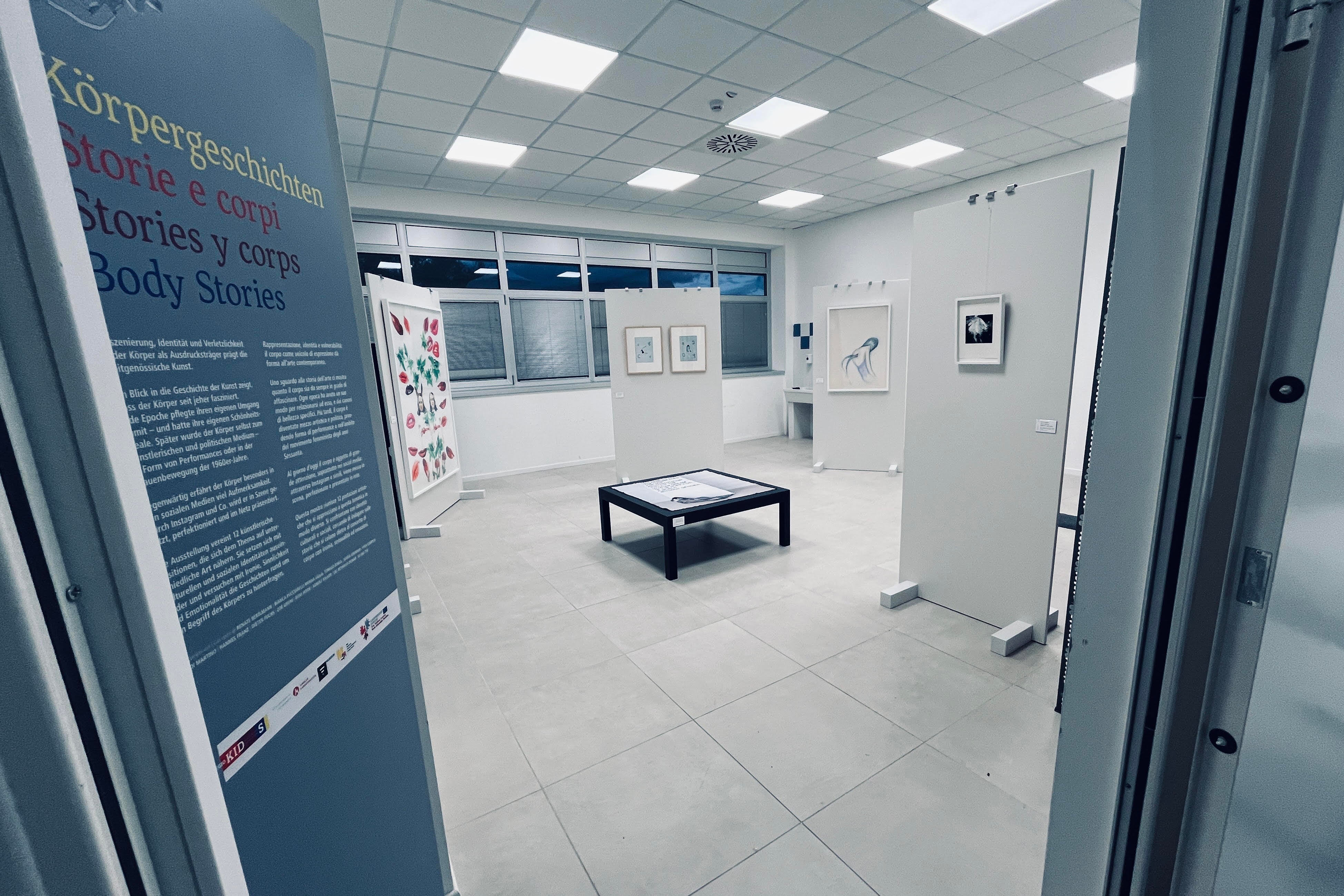 il 18 dicembre 2023, alla scuola secondaria di primo grado di Povo, a Trento, è stata inaugurata ufficialmente la mostra itinerante Storie di corpi che, nell'anno scolastico 2023/24, girerà per la prima volta l'Euregio Tirolo-Alto Adige-Trentino. (Foto: Euregio)