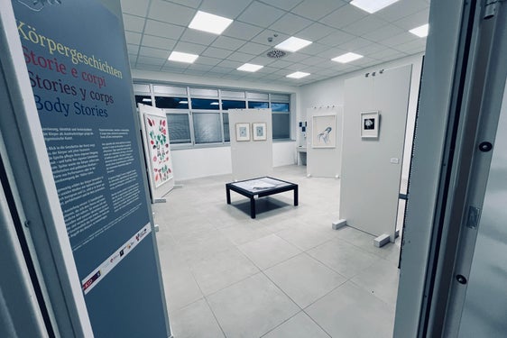 il 18 dicembre 2023, alla scuola secondaria di primo grado di Povo, a Trento, è stata inaugurata ufficialmente la mostra itinerante "Storie di corpi" che, nell'anno scolastico 2023/24, girerà per la prima volta l'Euregio Tirolo-Alto Adige-Trentino. (Foto: Euregio)