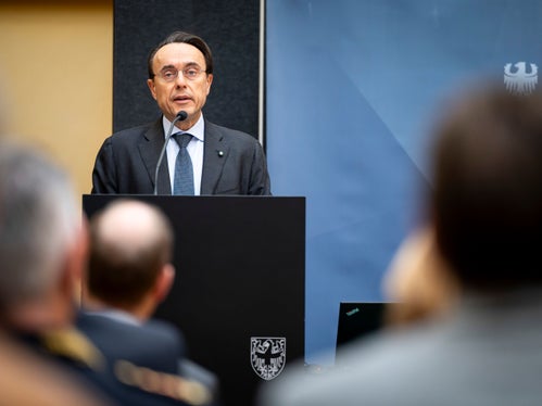 Il questore Giuseppe Ferrari ha interpretato i risultati dello studio come parzialmente positivi, poiché il lavoro della Polizia di Stato è stato riconosciuto, ma ha anche sottolineato alcuni aspetti critici che devono essere migliorati, come la frequente rinuncia a sporgere denuncia in caso di reati. (Foto: USP/Fabio Brucculeri)