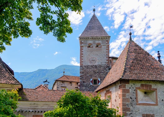 La legge provinciale sui beni culturali disciplina la tutela, la conservazione e la manutenzione dei beni culturali della Provincia: (nella foto Castel Trostburg sopra Ponte Gardena) (Foto: ASP/Peter Daldos)