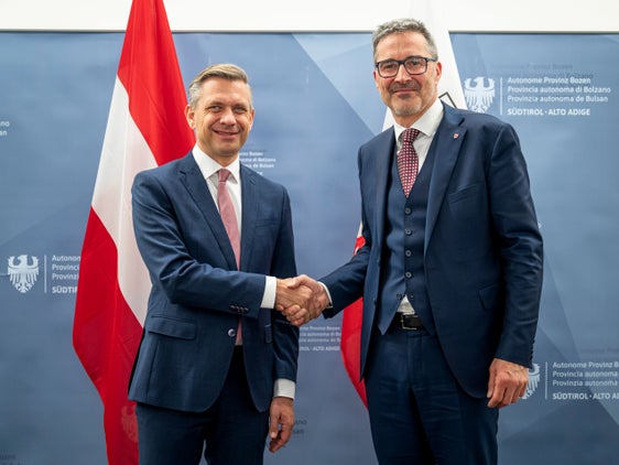 Il ministro federale Wolfgang Hattmansdorfer (a sinistra) posa assieme al presidente della Provincia Arno Kompatscher in occasione della sua visita a Bolzano. Al centro dell'attenzione l'economia, la manodopera qualificata e la cooperazione transfrontaliera. (Foto: USP/Fabio Brucculeri)