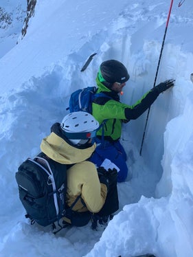Mitarbeitende des Lawinenwarndienstes bei der Untersuchung der Schneedecke am Mittwoch in Schnals. (Foto: LPA/Landesamt für Meteorologie und Lawinenwarnung)