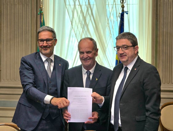 In posa con il frutto del loro lavoro: da sinistra il presidente della Provincia autonoma di Bolzano, Arno Kompatscher, il ministro Roberto Calderoli e il presidente della Provincia autonoma di Trento, Maurizio Fugatti, con il disegno di legge costituzionale approvato definitivamente dal Senato il 13 maggio. (Foto: Dipartimento Affari Regionali e Autonomie) 