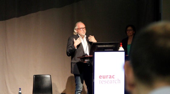 Il direttore dell'Istituto di Public management dell’ricerca Eurac, Kurt Promberger, nel corso del suo intervento (Foto: ASP/Hannes Wisthaler)