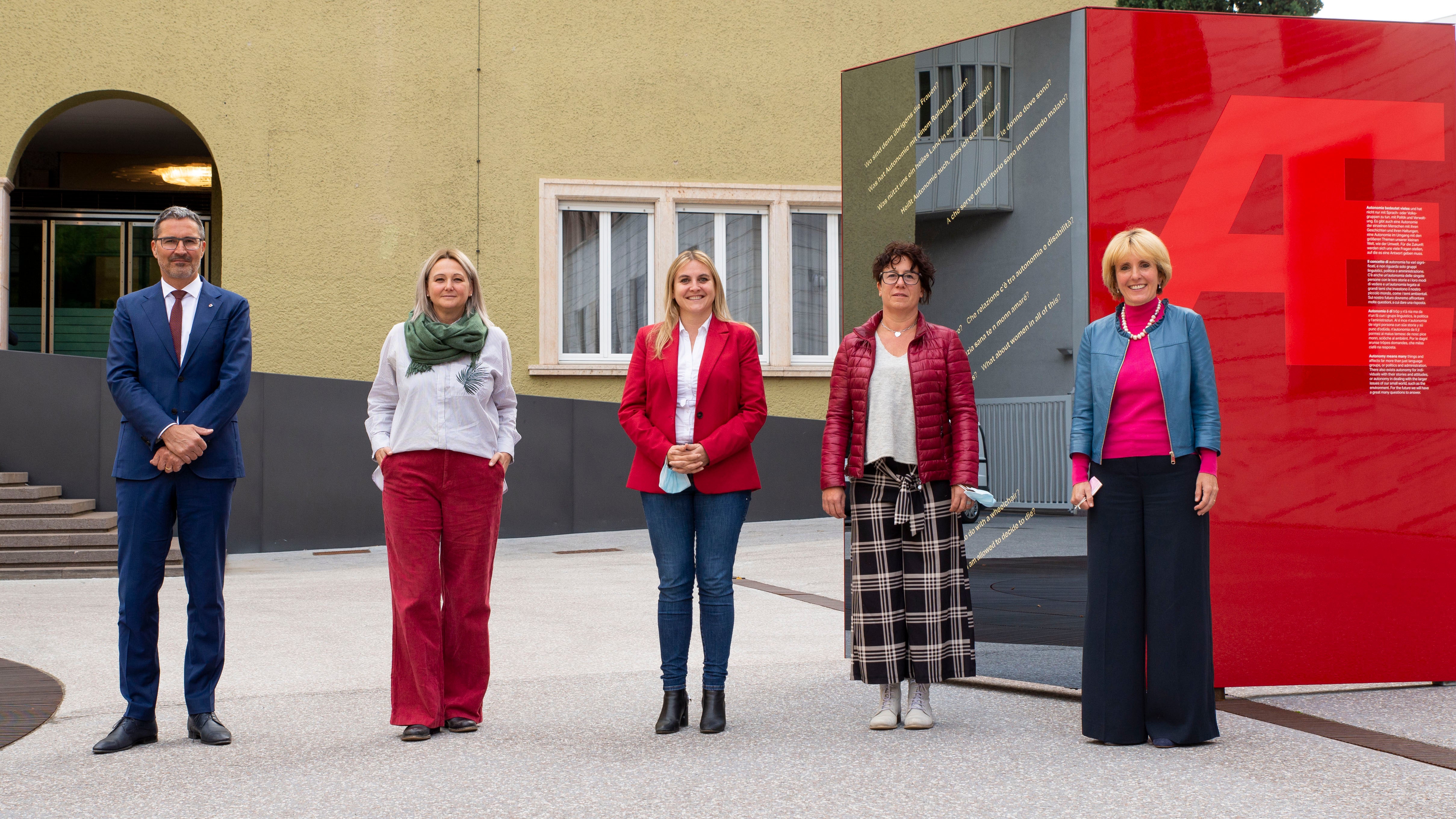 Stellten heute beim ersten Treffen des Lenkungsausschusses etliche Weichen für den Gleichstellungsaktionsplan: (v.l.) LH Kompatscher, Gleichstellungsrätin Morandini, Beiratspräsidentin Oberhammer und Vizepräsidentin Califano, Soziallandesrätin Deeg. (Foto: LPA/Fabio Brucculeri)