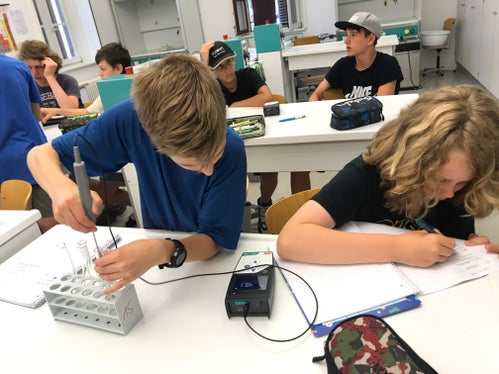 Was man mit Trockeneis alles machen kann, wie eine Vakuumpumpe funktioniert und wie man ein Smartphone zum Messen nutzen kann, das erforschten Schülerinnen und Schüler im Workshop Let's experiment. (Foto: LPA/Bildungsdirektion)