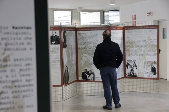 Fino al 24 gennaio la mostra itinerante del Teatro La Ribalta “Prove di sterminio” sarà allestita nel foyer del Palazzo provinciale 12. Il tema trattato: l’eliminazione dei disabili nella Germania nazista (Foto: ASP/Hannes Wisthaler)