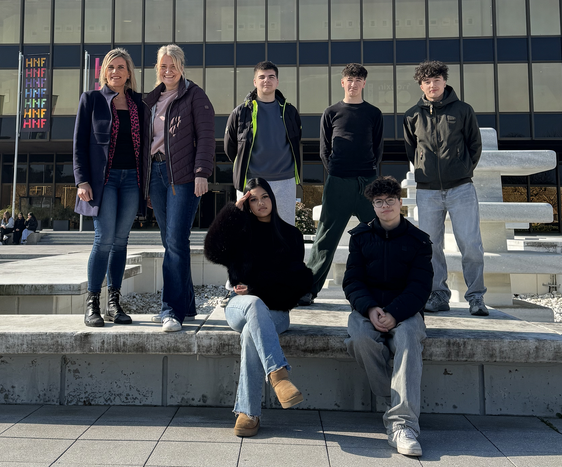 Ragazze e ragazzi della seconda classe della Scuola professionale provinciale per il commercio, l'artigianato e l'industria "Ing. Luis Zuegg" di Merano hanno avuto nuovamente la possibilità di svolgere uno stage all'estero a Detmold, in Germania (Foto: USP/Centro di formazione professionale "Dipl. Ing. Luis Zuegg" Merano)