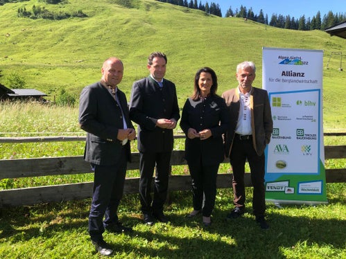 Da destra a sinistra l'assessore provinciale Arnold Schuler, la ministra dell'Agricoltura della Baviera Kaniber, il presidente dell'Associazione contadini bavarese Heidl e l'assessore tirolese all'Agricoltura Geisler al Forum Alpen-Gipfel.Europa sullo Schliersee, in Germania (Foto: ASP/Noemi Prinoth)