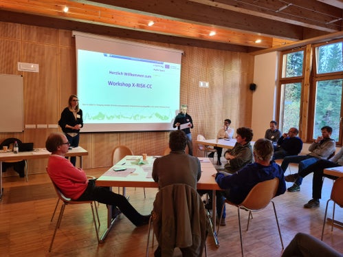 Die Agentur für Bevölkerungsschutz hat in Zusammenarbeit mit Eurac Research sogenannte Climate Storylines für das Gebiet Deutschnofen, Welschnofen und Aldein entwickelt, das besonders stark vom Extremwetterereignis Vaia 2018 betroffen war; im Bild stehend links Projektleiterin Rebecca Chizzola, rechts Landeswarnzentrum-Direktor Willigis Gallmetzer beim Workshop im Zivilschutzzentrum Welschnofen. (Foto: LPA/Agentur für Bevölkerungsschutz)