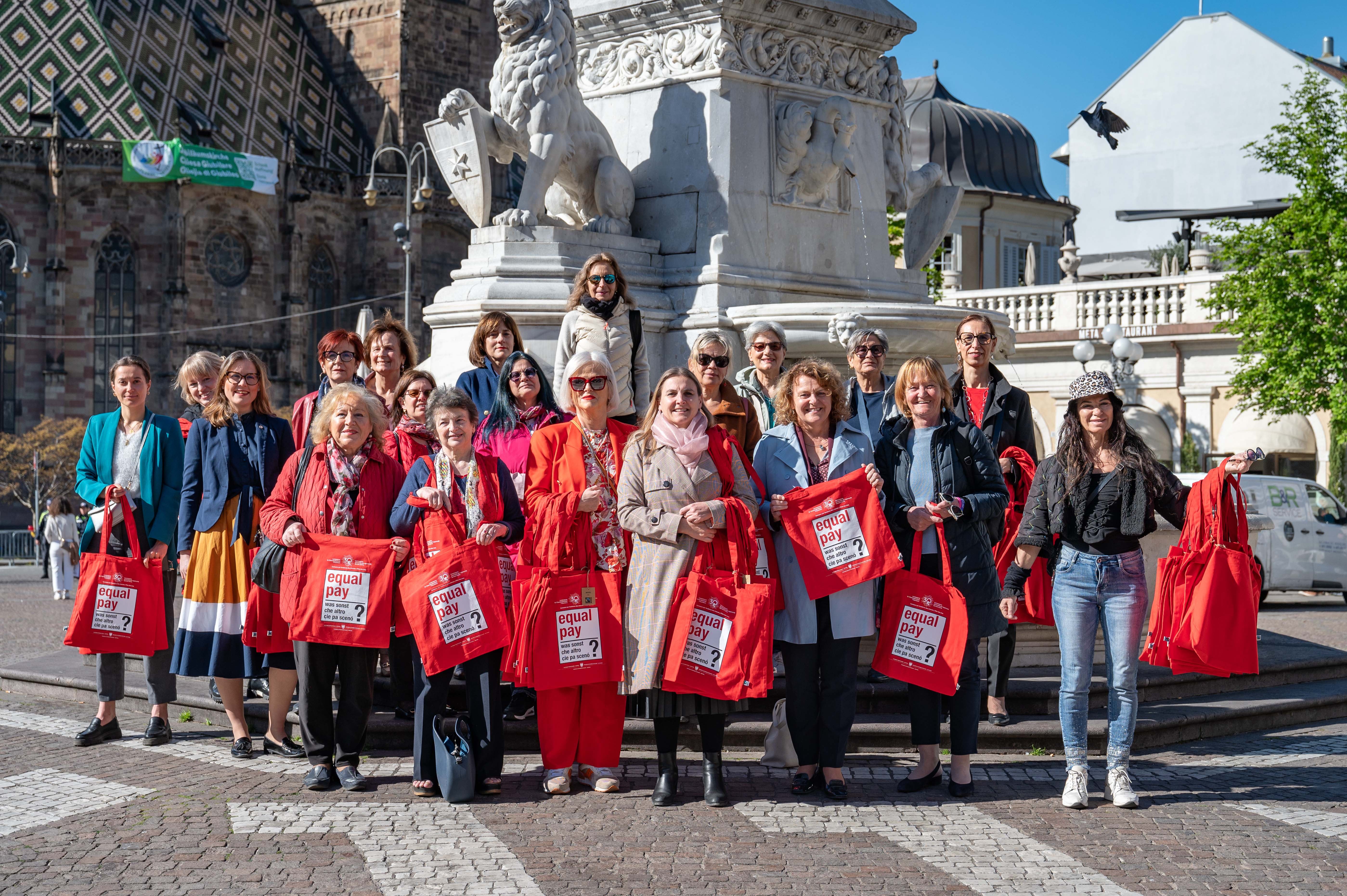 Anlässlich des Equal-Pay-Day organisierte der Landesbeirat für Chancengleichheit für Frauen einen Flash mob auf dem Waltherplatz. (Foto: LPA/Greta Stuefer)