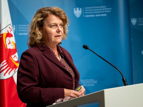 Auf Vorschlag von Familienlandesrätin Rosmarie Pamer hat sich die Landesregierung mit den Änderungen der Landesleistungen für Familien befasst. „Wir setzen ein klares Signal: Familien in Südtirol sollen spürbar gestärkt werden. Unser Ziel ist es, die Kaufkraft zu sichern und die Unterstützung gerechter zu gestalten. (Foto: LPA/Fabio Brucculeri) 