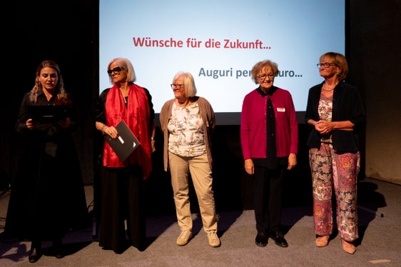 La madrina dell'Albero delle pari opportunità piantato nel Castello di Trauttmansdorff ed ex assessora provinciale Martha Stocker (1ª da destra), la prima presidente della Commissione provinciale pari opportunità Marianne Steinhauser (2ª da destra) e la terza vicepresidente Alessandra Spada (3ª da destra) hanno espresso i loro auguri per il futuro insieme alla vicepresidente della Commissione Nadia Mazzardis (4ª da destra) e alla presidente del Commissione Ulrike Oberhammer (5ª da destra). (Foto: USP/Manuela Tessaro)
