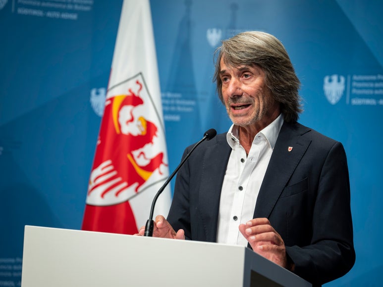 Meno bambini malati significa meno sofferenza per le famiglie e meno pressione sugli ospedali. La prevenzione funziona ed è importante, sottolinea l'assessore provinciale alla Prevenzione sanitaria e Salute Hubert Messner. Su sua proposta, la Giunta provinciale ha deciso di continuare la campagna di prevenzione del VRS, che ha avuto successo. (Foto: USP/Fabio Brucculeri)