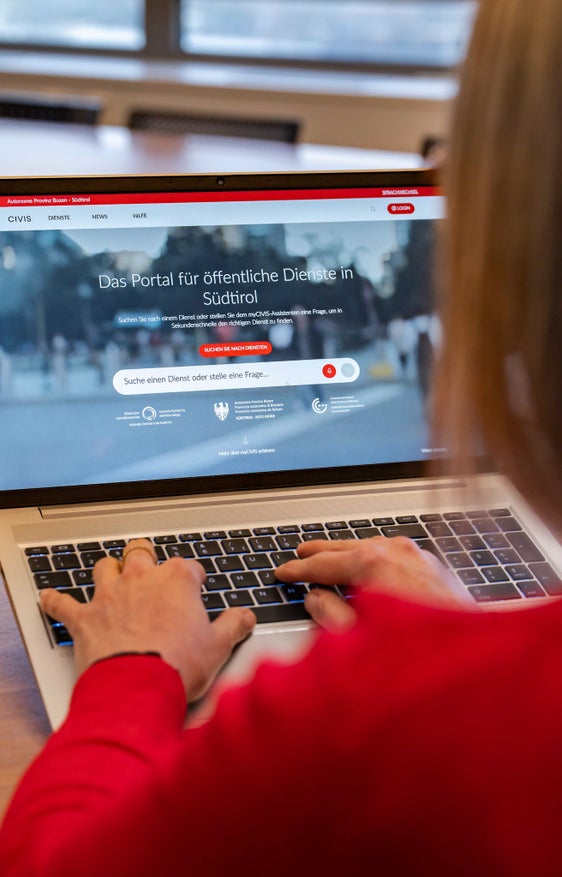 Il nuovo portale web della Rete civica dell'Alto Adige myCIVIS sarà online dal 24 febbraio, integrato con l'intelligenza artificiale per essere più proattivo, veloce e mirato a rispondere alle domande della cittadinanza. (Foto: USP/Greta Stuefer)
