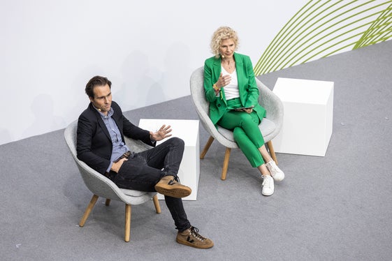 David Wallace-Wells bei den Sustainability Days mit der Moderatorin Anna Maria Montero (Foto: LPA/Tiberio Sorvillo)