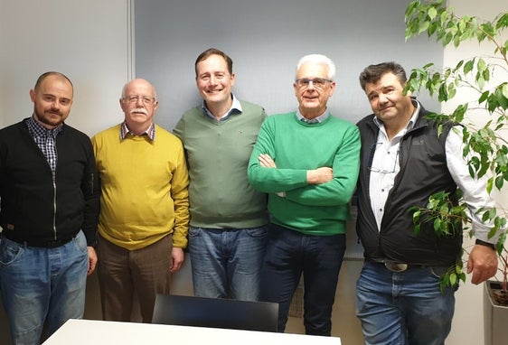 Die Paritätische Landeskommission für Schutzhütten hat Landesrat Massimo Bessone (Bildmitte) getroffen. Die Mitglieder (v. l.): Daniel Bedin, Direktor der Abteilung Vermögen, Alpenvereinsvorsitzender Georg Simeoni, Claudio Sartori, stellvertretender CAI-Präsident, und Volkmar Mair, Direktor im Landesamt für Geologie und Baustoffprüfung. (Foto: LPA) 